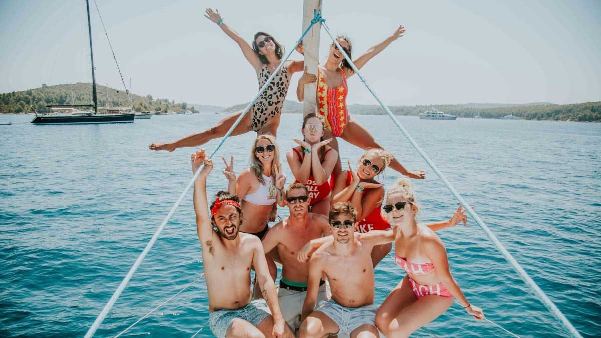 Group of friends on the bow of a MedSailors yacht