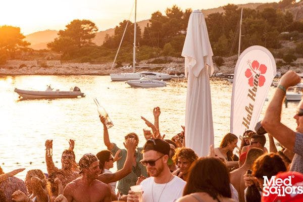 croatia-holiday-party-hvar-hula-hula-bar-med-sailors